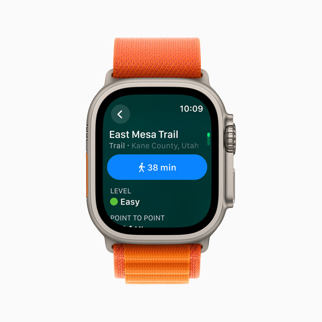 Une Apple Watch Ultra affiche la fiche d’un sentier avec sa durée estimée et son niveau de difficulté.