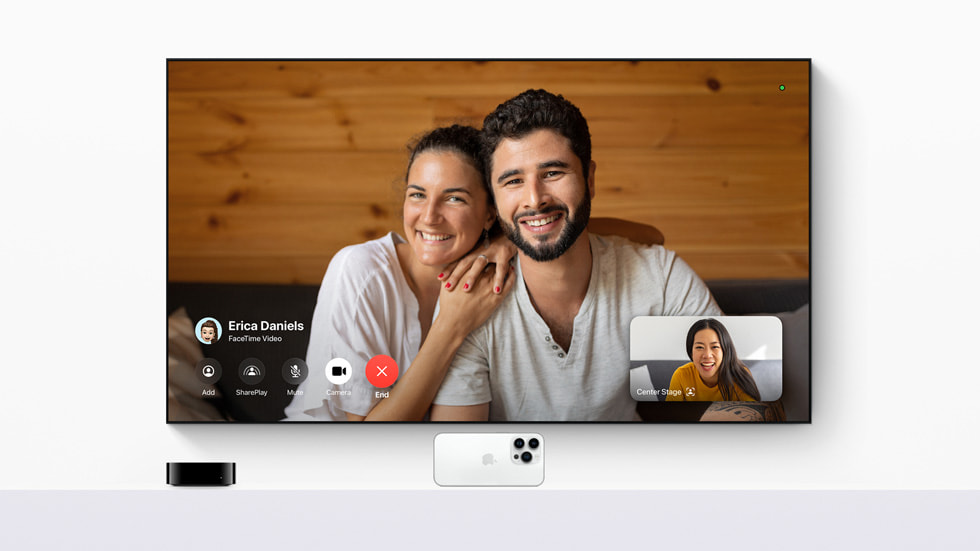 全新的 FaceTime 體驗展示在 Apple TV 4K 的電視螢幕上。