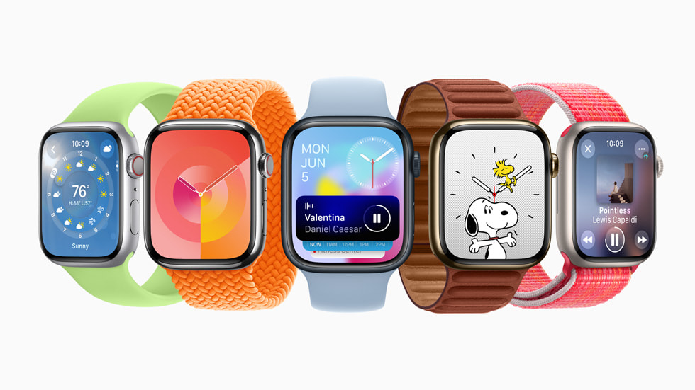 Vijf Apple Watches met daarop features van watchOS 10, waaronder een nieuwe slimme stapel en twee nieuwe wijzerplaten. 