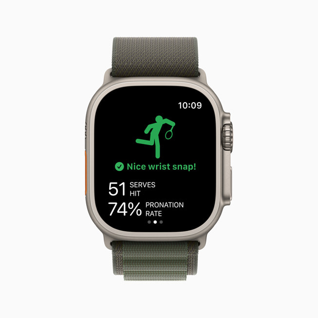Pronace podání v aplikaci SwingVision na hodinkách Apple Watch Ultra. 