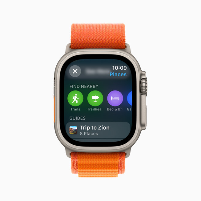 Apple Watch Ultra viser steder i nærheden, herunder stier, startsteder og logi. 