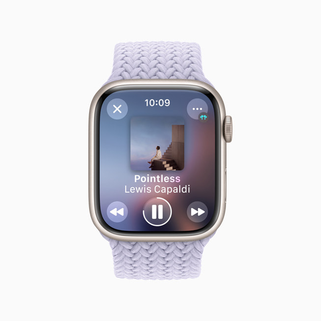 Apple Watch Series 8 z pokazaną odtwarzaną muzyką.
