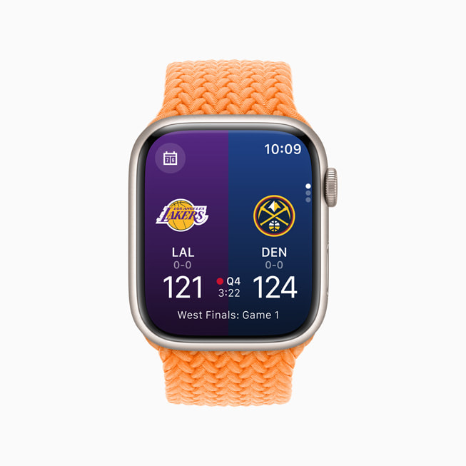 在 Apple Watch Series 8 上展示《NBA》app，畫面顯示洛杉磯湖人對丹佛金塊球賽的即時比數。 