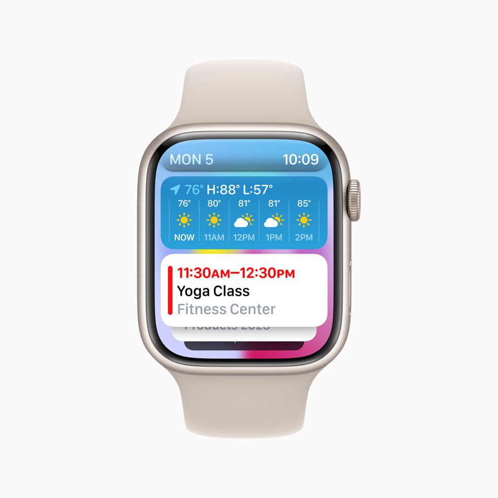 Une Apple Watch Series 8 montrant la nouvelle Pile intelligente avec les prévisions météo et un rappel de calendrier pour un cours de yoga affichés en haut.