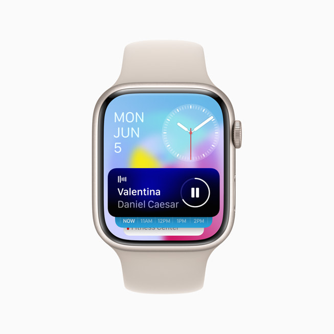 Apple Watch Series 8 mostrando o novo Conjunto Inteligente, com a música tocando no momento exibida no topo. 