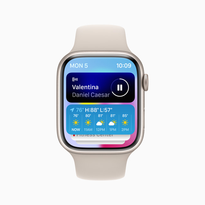 Une Apple Watch Series 8 affiche la nouvelle pile intelligente. Sur le dessus de la pile, on voit la musique en cours de lecture et les prévisions météo.