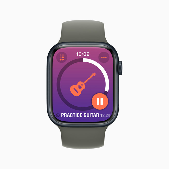 Apple Watch Series 8 تعرض تطبيق الركض المتواصل أثناء عرض جلسة تمرين على الغيتار.