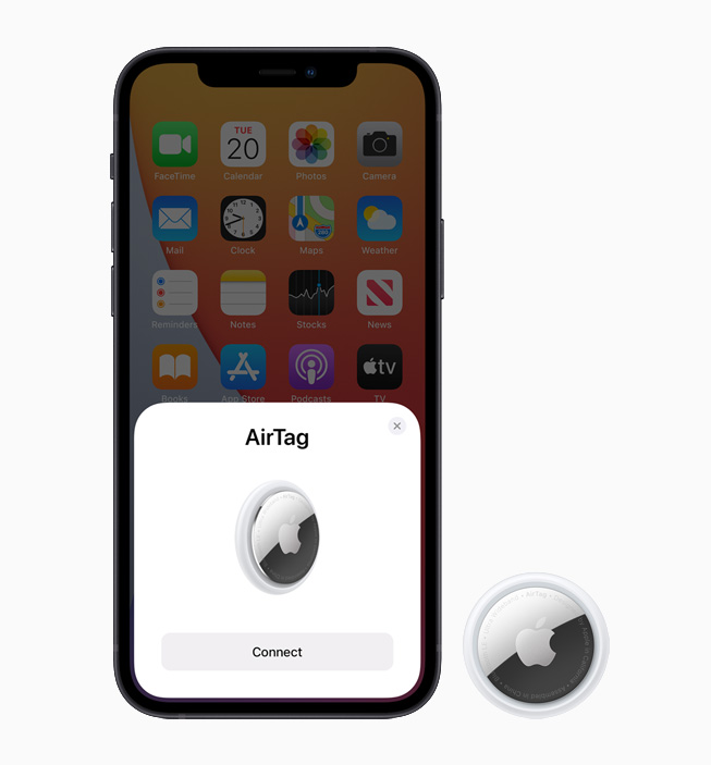 iPhone 12 exibindo a tela de configuração AirTag, ao lado do dispositivo AirTag.
