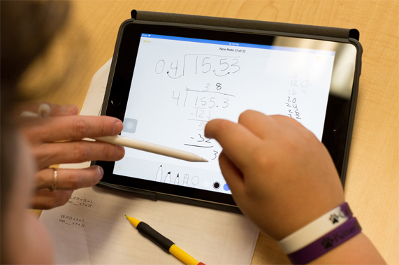 Op een iPad wordt een staartdeling gemaakt met Apple Pencil.