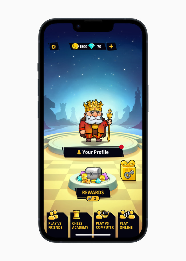 På iPhone 14 vises et stillbillede af en konge og en skattekiste fra spillet Chess Universe+.