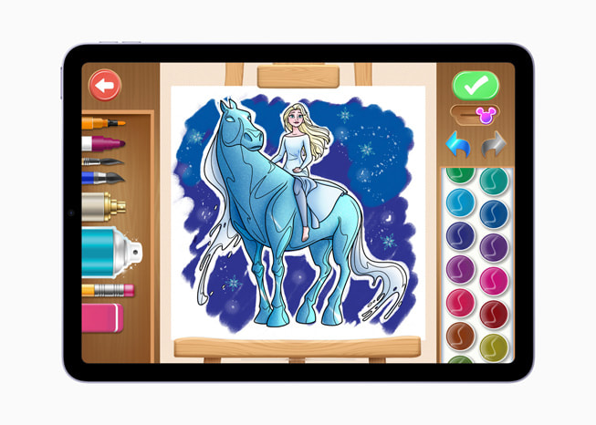 Klatka z gry Disney Coloring World+ na iPadzie Air pokazuje Elsę z filmu „Kraina Lodu” dosiadającą niebieskiego konia.