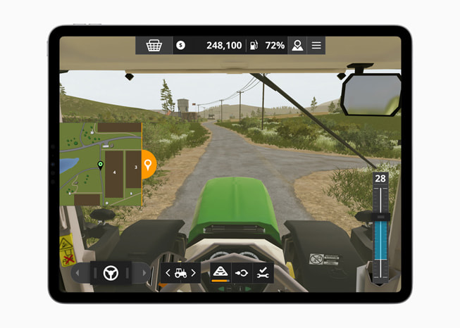 Klatka z gry Farming Simulator 20+ na iPadzie Pro pokazująca traktor na gospodarstwie rolnym.