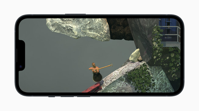 En iPhone 14 med et stillbilde fra Getting Over It+ som viser en spiller som klatrer opp et fjell samtidig som han sitter fast i en gryte.
