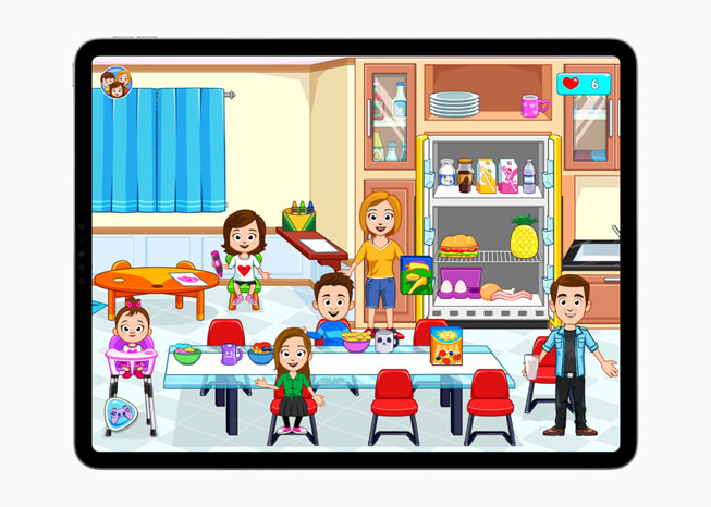 På iPad Pro vises et stillbillede af en tegneseriefamilie i et køkken fra spillet My Town Home - Family Games+.