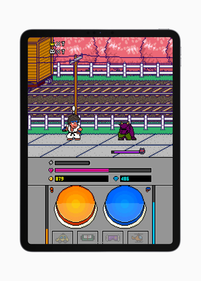 På iPad Pro vises et stillbillede fra spillet PPKP+, hvor en spiller kæmper mod et lille lilla monster.