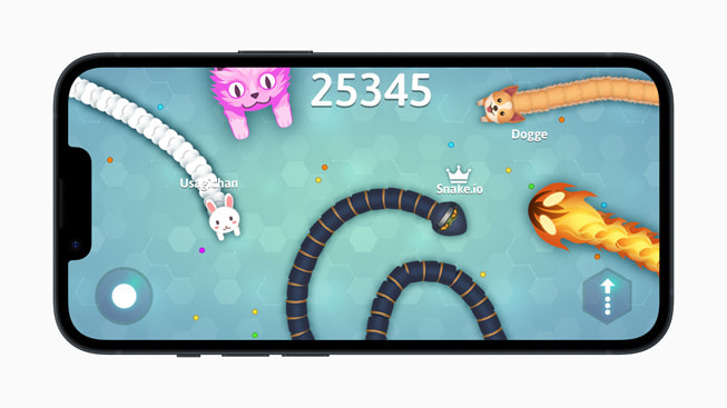 En iPhone 14 med et stillbilde fra Snake.io+ som viser en slange, en katt, en hund, en kanin og et ildmonster.