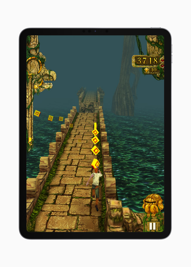 Capture d’écran du jeu Temple Run+ sur un iPad Pro, montrant un joueur debout sur un pont de pierre au-dessus d’une étendue d’eau.