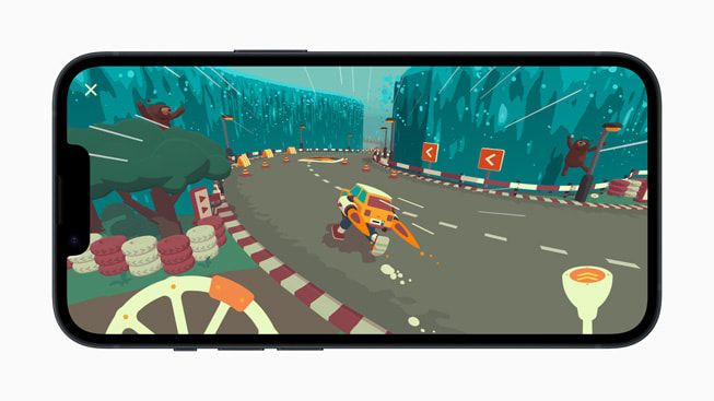 På iPhone 14 vises et stillbillede fra spillet WHAT THE CAR? af en flyvende bil på en racerbane.