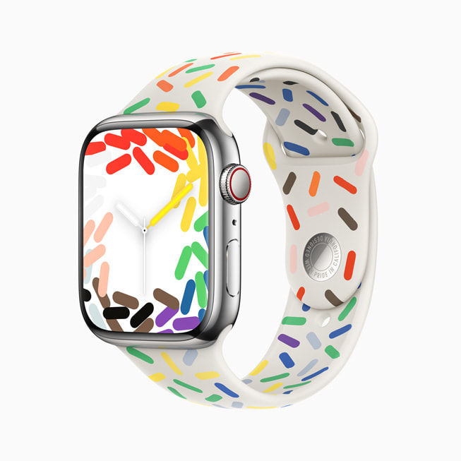 Se muestran la nueva correa y la carátula del Apple Watch Edición Orgullo en un Apple Watch Series 8.