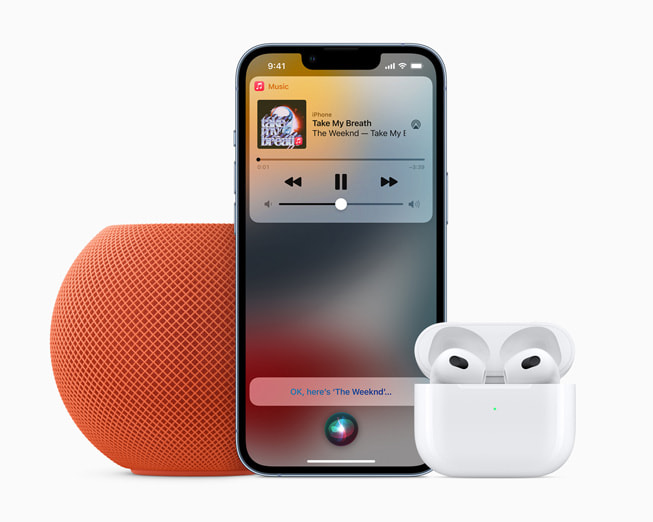 Siri spelar en låt i Apple Music på iPhone som är ansluten till AirPods och HomePod mini.