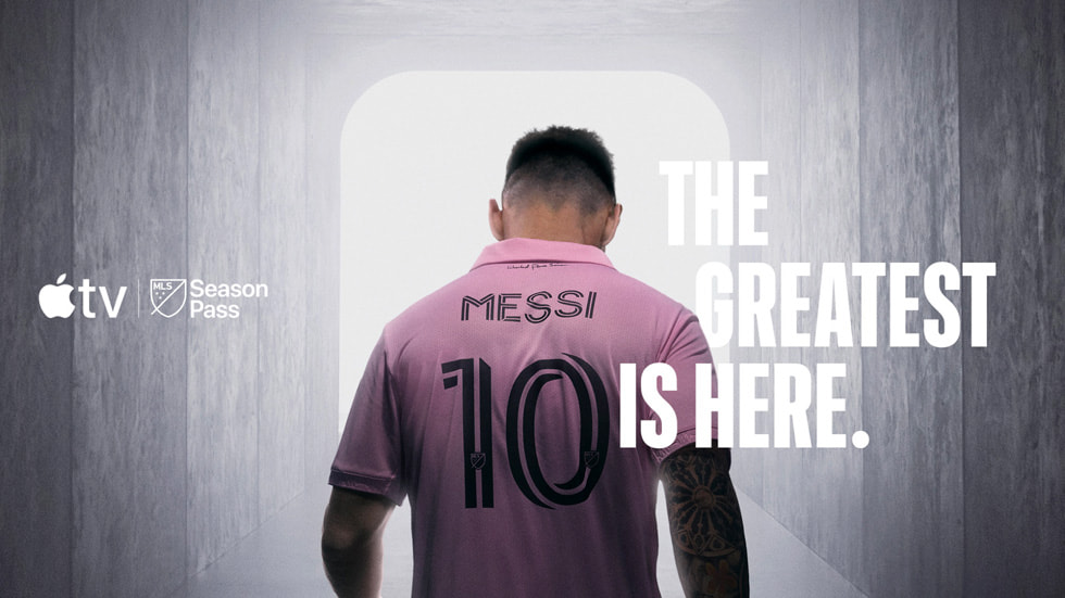 Lionel Messi in zijn shirt van Inter Miami CF, van achteren gezien, met de tekst “The greatest is here”.