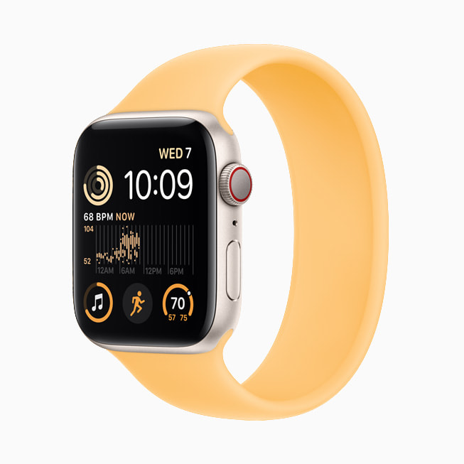 عرض لساعة Apple Watch SE الجديدة.
