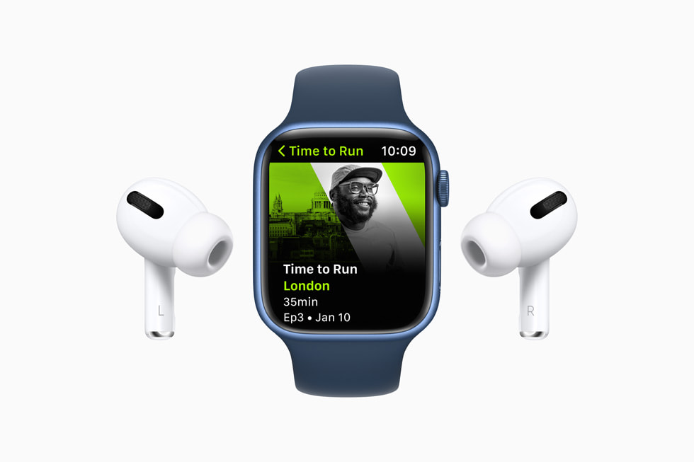 Apple Watch Series 7 con Hora de Correr en Fitness+ en medio de dos AirPods Pro.