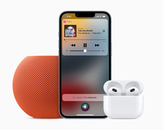 HomePod mini i oransje, iPhone som bruker Apple Music og AirPods (tredje generasjon).