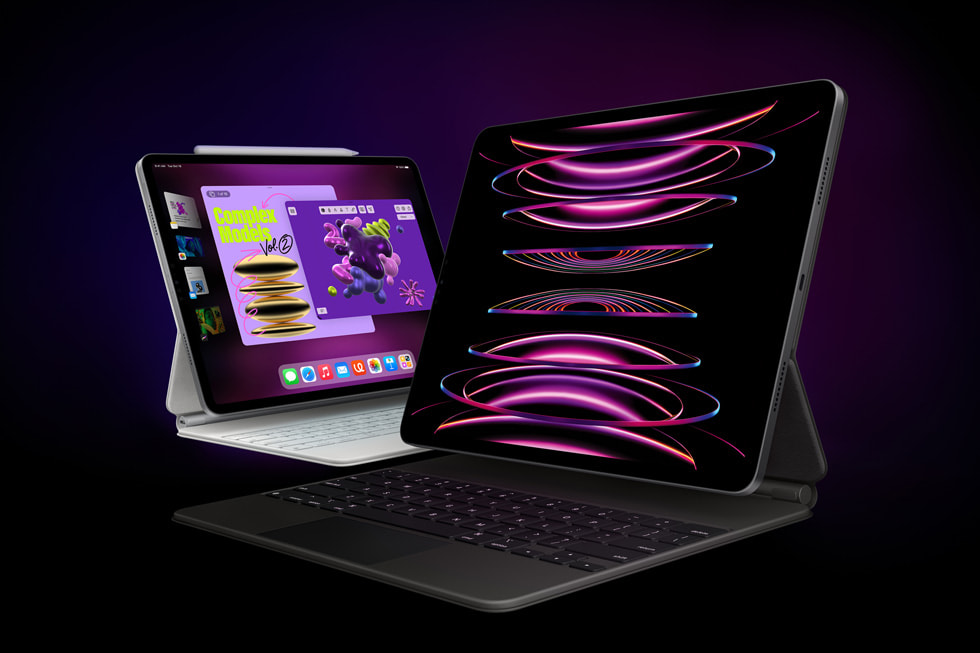화이트 색상의 Magic Keyboard, Apple Pencil과 함께 조합한 실버 색상의 iPad Pro, 그리고 블랙 색상의 Magic Keyboard와 함께 조합한 스페이스 그레이 색상의 iPad Pro.
