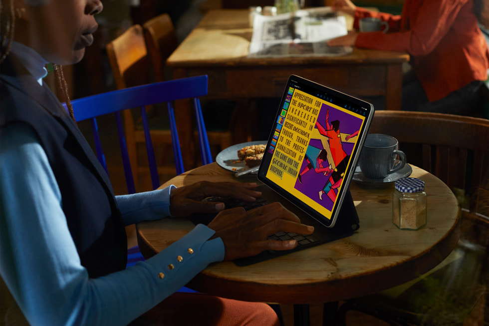 Smart Keyboard Folio와 함께 iPad Pro를 사용하는 여성의 모습.