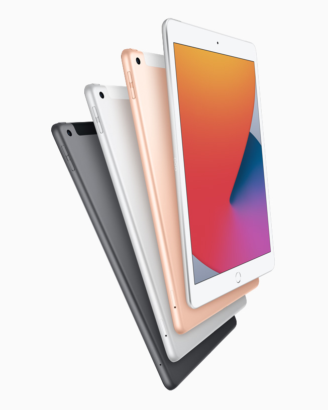Quatre iPad de huitième génération dans les coloris gris sidéral, argent et or.