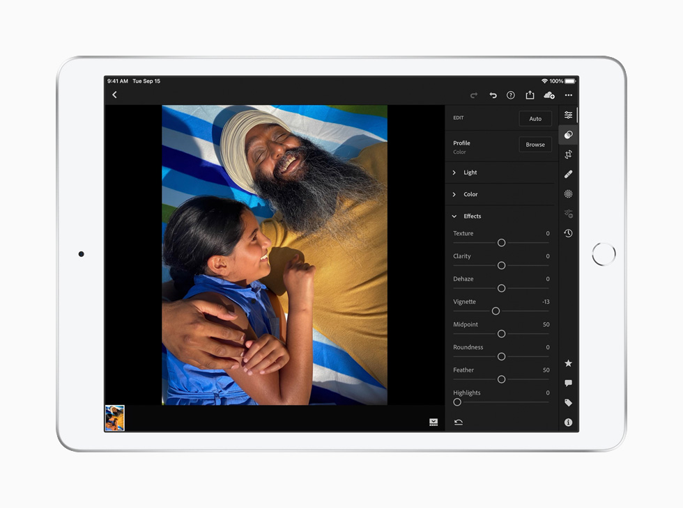 Adobe Lightroom으로 이미지를 편집하는 iPad.