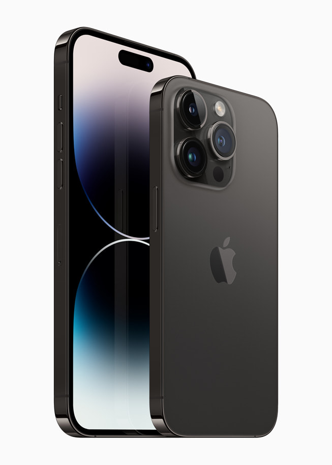 iPhone 14 Pro وiPhone 14 Pro Max معروضان باللون الأسود الفلكي.