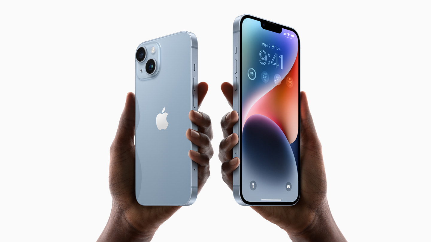 Dos manos sujetan un iPhone 14 y un iPhone 14 Plus.