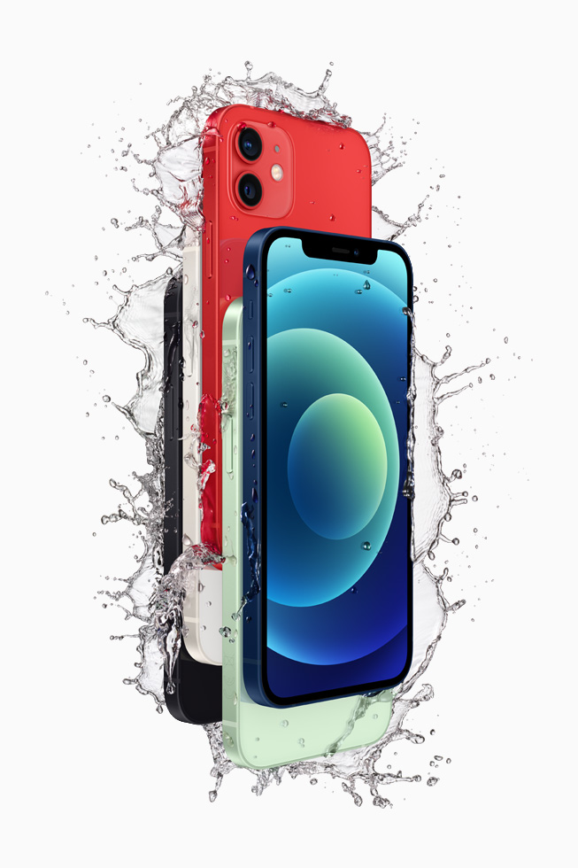 耐水性能を示している、ブラック、ホワイト、(PRODUCT)RED、グリーン、ブルーのiPhone 12。