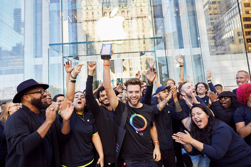 Teammitglieder von Apple mit iPhone 11 Pro-Kunden ausserhalb vom Apple Fifth Avenue.