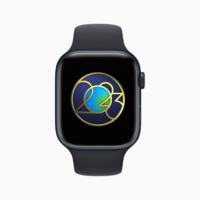 Badge der limitierten Auszeichung zum Tag der Erde auf der Apple Watch Series 8.
