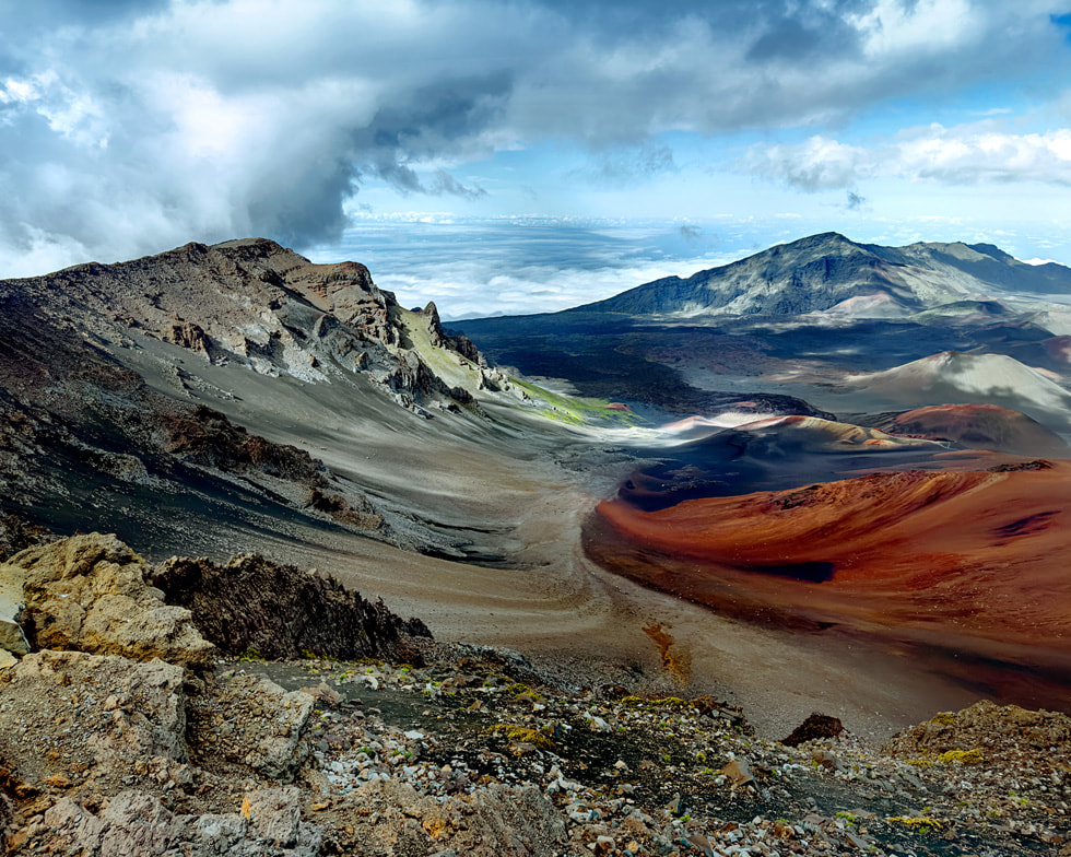 Uma paisagem montanhosa semelhante a um deserto é mostrada em uma imagem fotografada no iPhone.