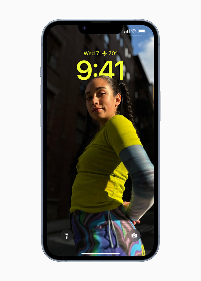 ภาพที่แสดงหน้าจอล็อคที่สร้างสรรค์ขึ้นมาใหม่ใน iOS 16