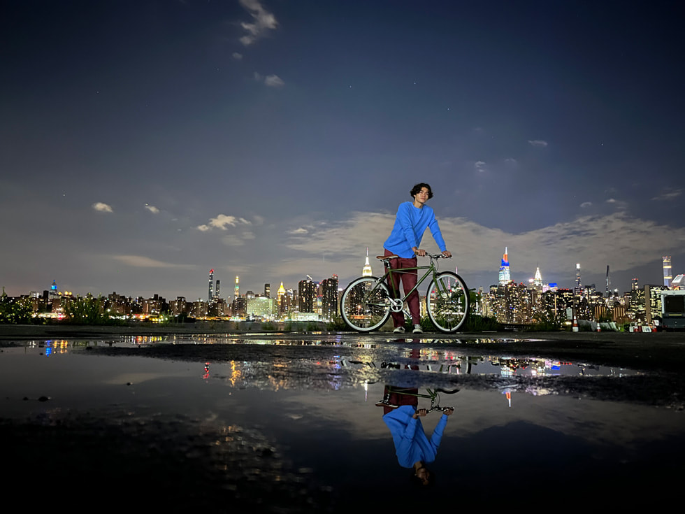 iPhone 13 ile Gece modunda fotoğraflanmış bir bisikletçi. 