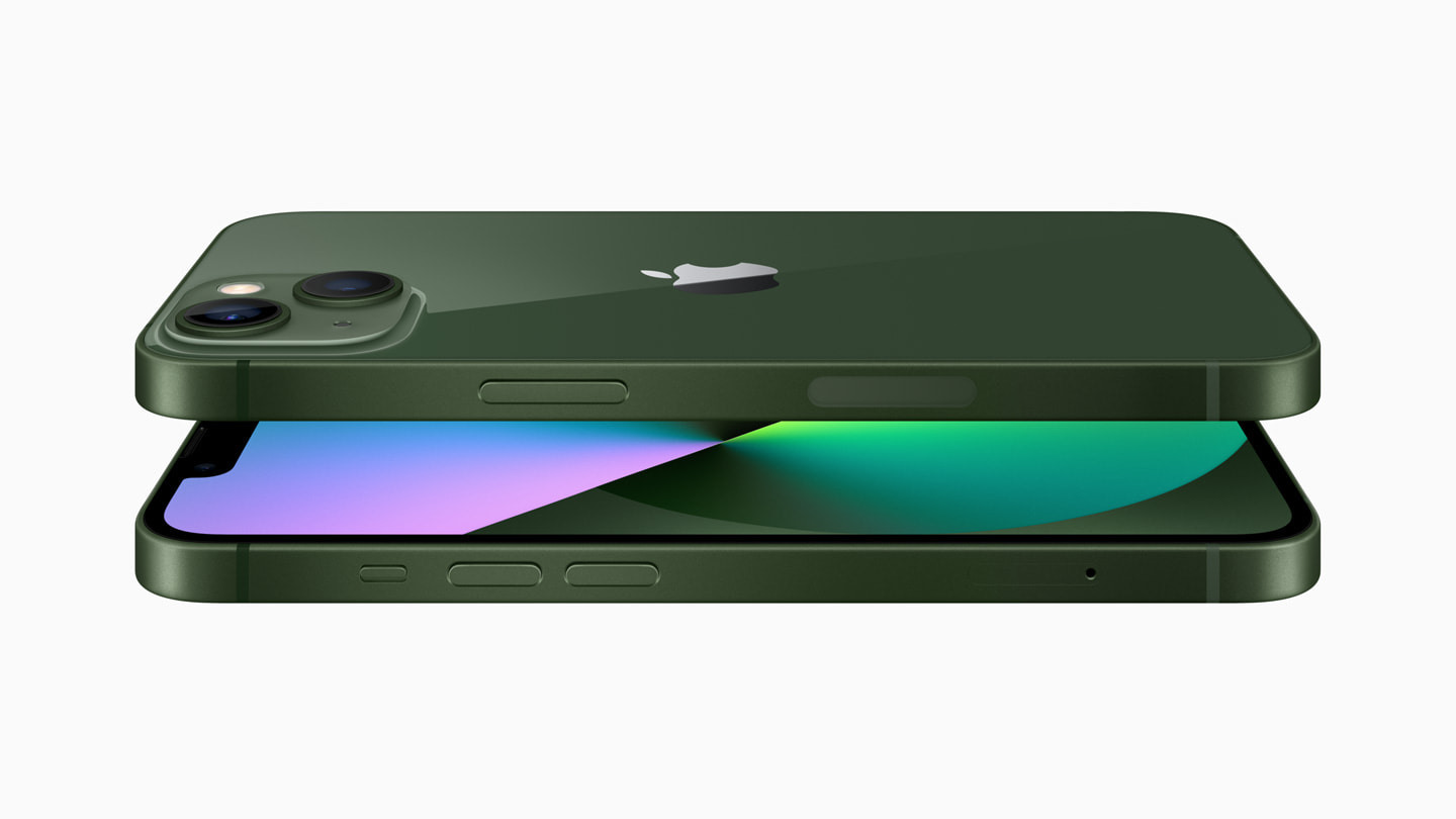 Yeni yeşil iPhone 13’teki hassas bir şekilde işlenmiş cam arka yüzey ve Ceramic Shield ön yüzeyin yakın plan görüntüsü.
