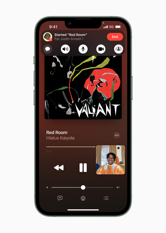 iPhone 13 Pro’da Apple Music’teki bir SharePlay oturumu gösteriliyor.