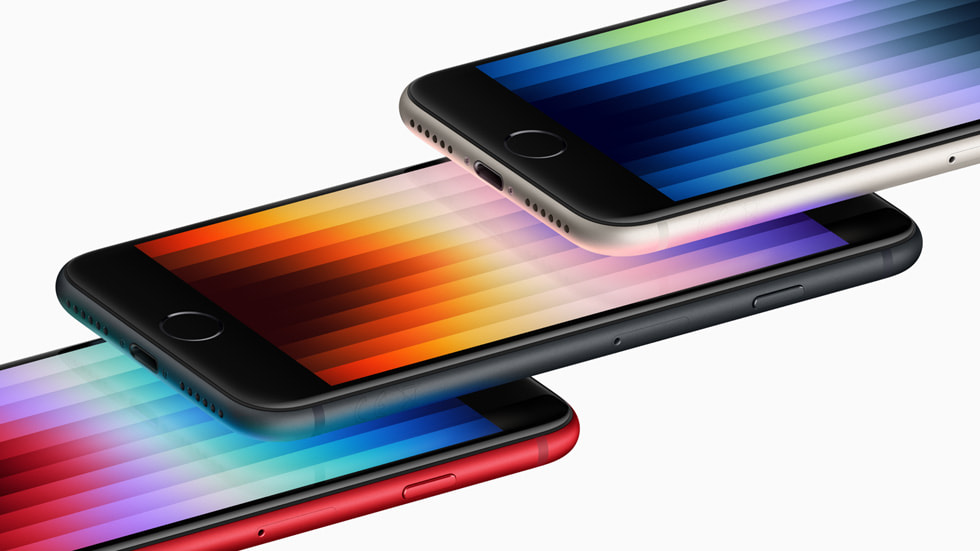 (PRODUCT)RED, 미드나이트, 스타라이트 색상의 새로운 iPhone SE의 디스플레이를 비스듬히 바라본 이미지.