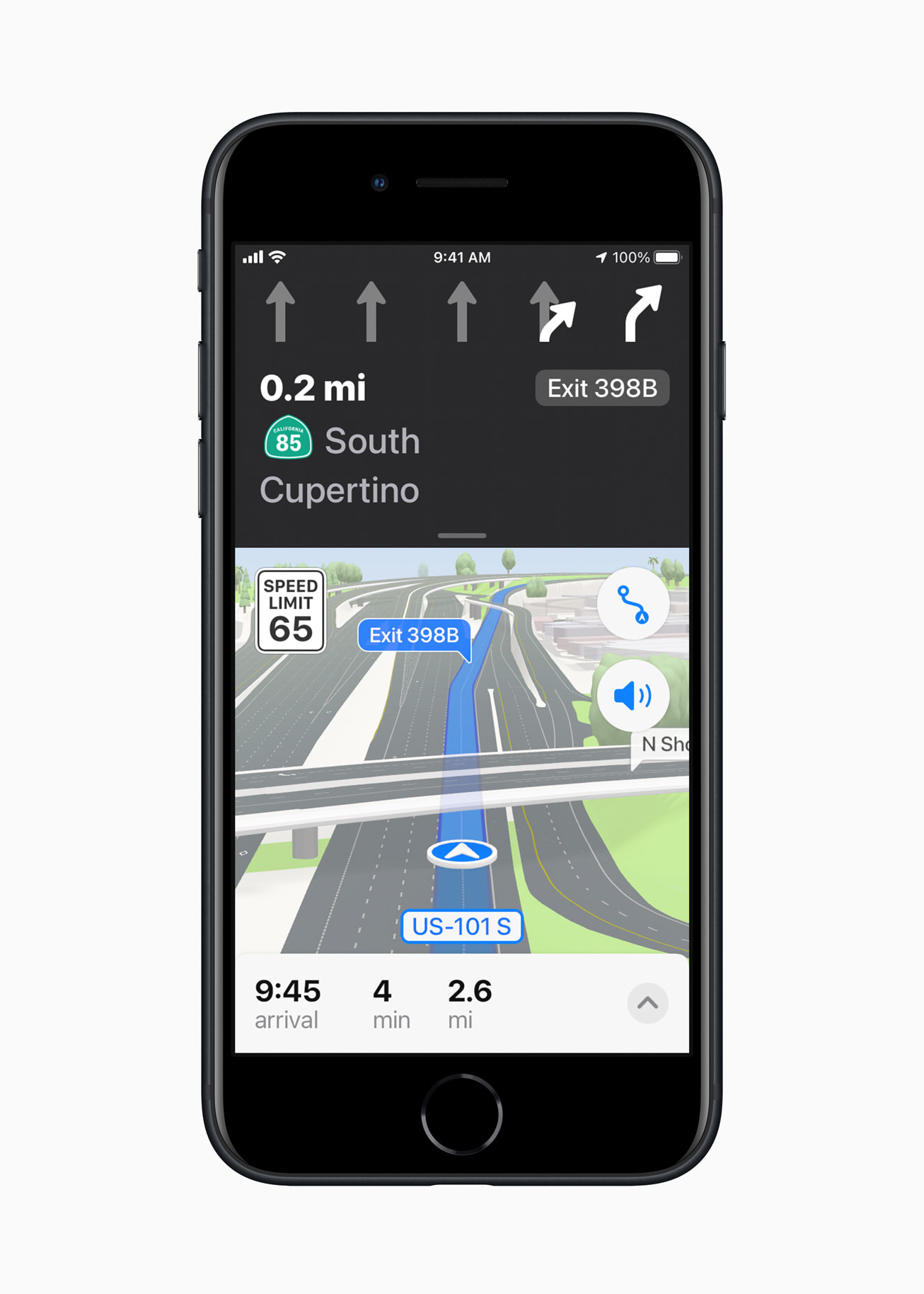 Il nuovo iPhone è in finitura a mezzanotte, visualizzando la nuova funzionalità dei piani iOS 15, che offre un'esperienza di guida urbana in tre dimensioni
