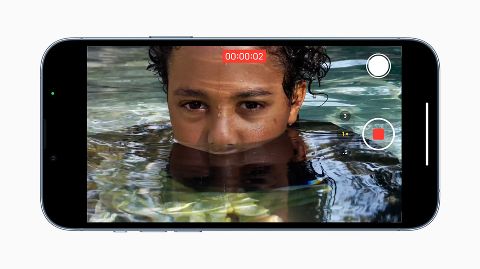 Un iPhone 13 Pro graba un video cerca del agua usando el procesador de señal de imagen de última generación del chip A15 Bionic.
