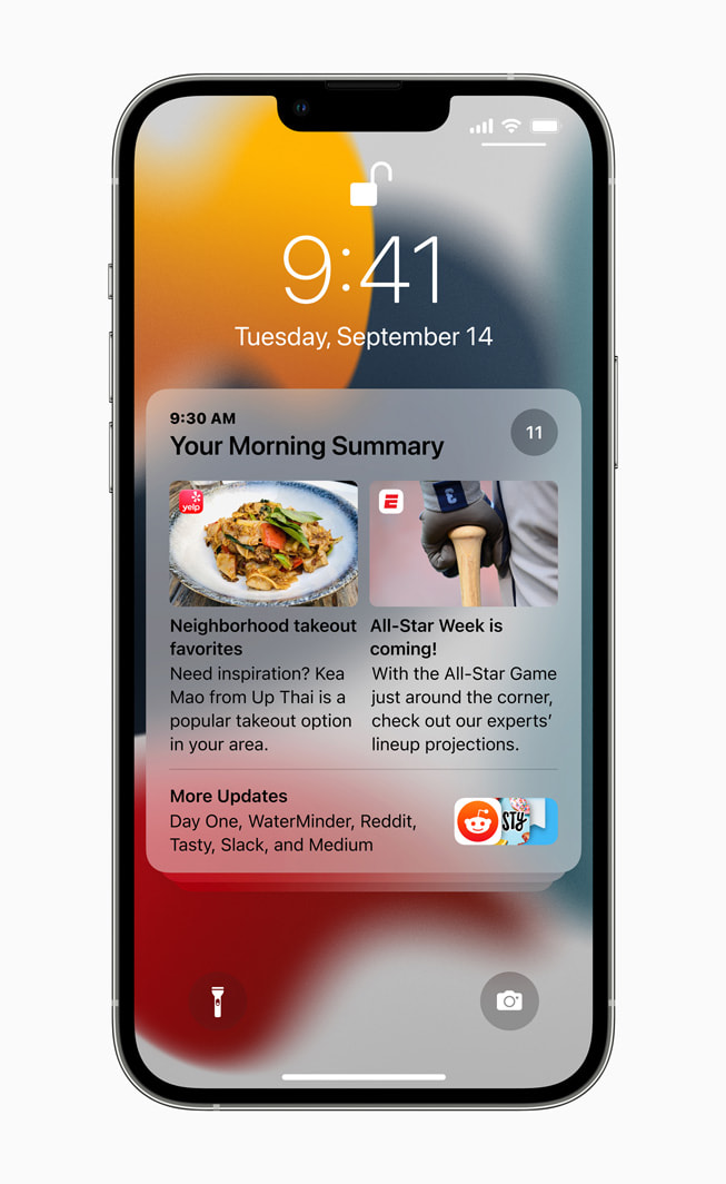Écran de verrouillage d’un iPhone 13 Pro montrant un résumé des notifications dans iOS 15.