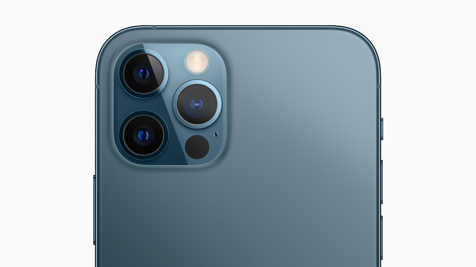 Vista posterior del iPhone 12 Pro que muestra los lentes del sistema de cámaras pro del dispositivo.