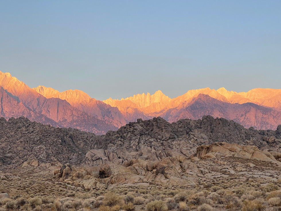 以 iPhone 12 Pro 拍攝的山脈景觀。