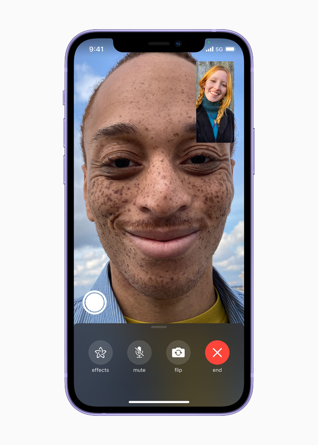 iPhone 12 ekranında bir FaceTime görüşmesi.