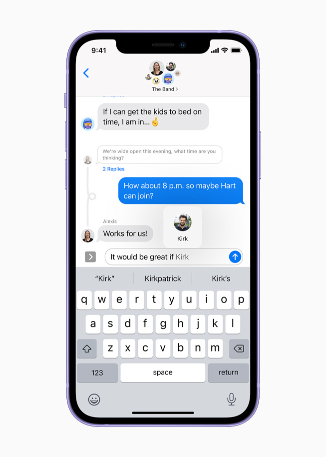 在紫色的 iPhone 12 上展示「訊息」 app 。 